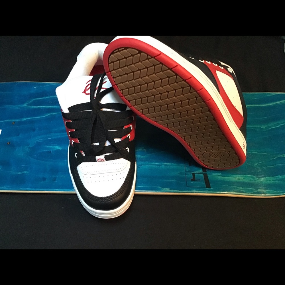 Es accel og shoes black/white/red size8 NIB